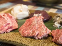 GYUUTON對抗賽　品牌牛、島豬（沖繩名產）整頭購入的肉類料理專店_特制烧汁唇齿留香！“CHIRITORI火锅”