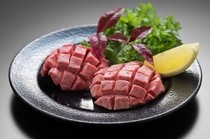 包廂燒肉　亞李蘭別邸　別府店　　　_黑毛和牛 上等牛舌生魚片