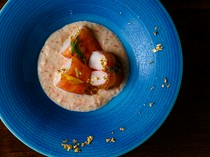  새우의 맛과 토사 식초의 깔끔한 신맛이 조화를 이룬 "새우와 토사 식초 젤리 시트 감기" 