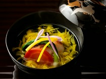  [Tilefish Soup in Chrysanthemum Flower] with a sophisticated broth. Also enjoy the colorful combination of the bright chrysanthemum flower and jet black bowl. 
