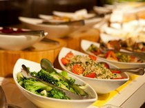 Que bom!_Salad bar with lots of vegetables