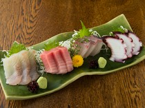 Sakagura Kura_Our recommendation for extremely fresh fish is "Sashimi Assortment (Take)"