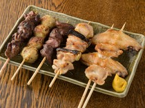 Sakagura Kura_Choose from sauce or salt to taste! "Assorted 5 skewers" packed with flavor