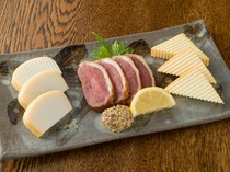 Sakagura Kura_Duck, cheese, and kamaboko "Smoked three-item platter"