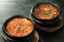 Sundubu jjigae (đậu phụ jjigae chính thống với đậu phụ mềm) và kimchi jjigae (kết hợp hoàn hảo với thịt ba chỉ và kim chi)