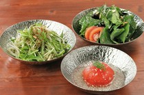 Salad cà chua (sốt chua ngọt) / Salad rau diếp (Chỉ có salad Pao)