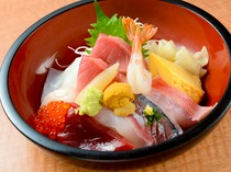 Senmiraku_"Local Fish and Tuna Rice Bowl" is a rich dish made with plenty of local fish and a focus on the seasonal flavor.