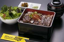 Steak and Hamburg Steak Outburst & Ponta_The local Nasuyama beef sirloin steak is served with a sweet and spicy sauce.