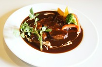 Steak and Hamburg Steak Outburst & Ponta_Braised beef belly in red wine sauce