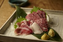 Kushikoma Main Store_"Marbled horse meat sashimi" delivered directly from Kumamoto with a perfect balance of lean meat and fat