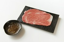 Yakiniku & Sake USHIGORO Kan Ebisu Main Branch_Grilled sirloin shabu-shabu with ponzu sauce