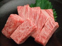 Yakiniku USHIGORO Nishiazabu Main branch_Thick-sliced sirloin (salt, wasabi soy sauce, grated daikon ponzu sauce)