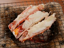 Akasaka Kitafuku_"Grilled crab" with a rich charcoal aroma (live cod crab)