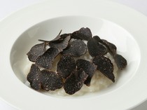 MOELLEUSE_"Truffle and mushroom risotto" with the luxurious aroma of black truffle