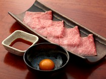 Yoroniku_"Zabuton Sukiyaki" served with a sweet sauce and egg yolk