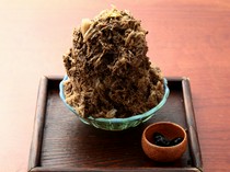 Yoroniku_The fluffy texture and bitter taste of Hojicha Shaved Ice appeal to adult women.