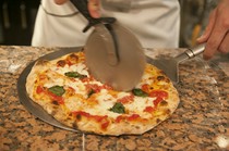 Iizaka Hanamomo no Yu_"Stone oven baked pizza" baked in a stone oven in the kitchen