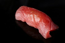 Kizushi_The main ingredient of sushi restaurants, tuna, comes from a fishing port that has long been renowned for its flavor.