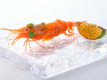 nacrée_"Sweet shrimp and burnt lime" with an innovative appearance and cooking method