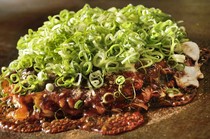 Okonomiyaki Kiji Shinagawa_Crispy on the outside, soft on the inside. The dough is infused with the delicious flavor of tendons, making this a delicious "Sujiyaki"