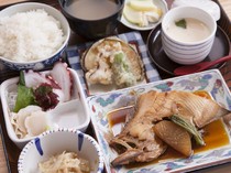  烤鱼或是煮鱼等鲜鱼料理制成的『大陆便当（每日替换）』 