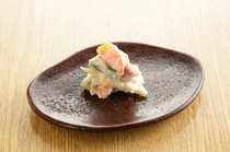  For appetizers, such as "Persimmon with Tofu Dressing," seasonal ingredients are used in salads and other dishes. 