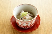  A light and fluffy steamed winter delicacy: Steamed sea bream with turnip. 