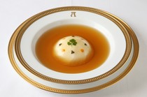 Apicius_"Sea urchin and caviar, cauliflower mousse with consommé jelly"