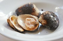 Ne Quittez Pas_"Charbroiled clams" that capture the delicious flavor of clams