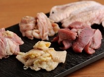 炭火烤雞SABOTEN_七轮烧风格“烤鸡肉串”。欢迎趁热食用