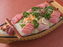 船形屋 Amikou_“Sashimi Funamori”充满了大量新鲜的时令生鱼片。