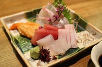 Kisetsuryori Dochiraika_"Today's Fresh Sashimi Platter" allows you to enjoy fresh seafood from the Seto Inland Sea