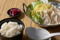  煮熟的餃子拉麵 