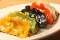  本店引以為傲的原創餃子「江戶奧林匹克餃子（彩虹餃子）」讓您在一盤中享用5種餃子。 