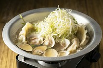  高湯餃子配海藻海藻和海藻 