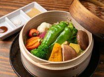Yasai Sommelier no Omise Togiya Kiyamachi-Oike Branch_Seasonal vegetables steamed in a bamboo steamer