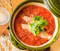  尽情享受香气、甜味与鲜味的“鲑鱼和鲑鱼子砂锅饭” 