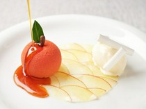 Hikariya Nishi_Apple Dessert - Artisanal techniques create an exquisite marriage of chocolate and apples.