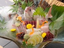 Ehime / Uwajima Ryori Kadoya Toranomon_Special sashimi platter including live abalone and turban shell (serves 4-5)