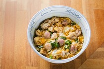 Asagaya-Bird-Land_使用奢华的奥久寺草汤制成的“斗鸡亲子丼”