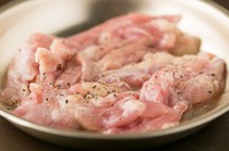 Yakiniku Sawagi_Made using domestic chicken, served with a special salty sauce: [Tori Seseri (Chicken Neck)]