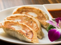 Chugoku Ryori Koka_Crispy skin and juicy filling! "Fried dumplings (2 pieces)" boasting a taste that has remained unchanged for 40 years