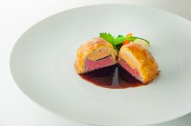 l’Auberge de l’ill Tokyo_「特製牛柳、鵝肝、松露餅卷」，牛肉、鵝肝、醬汁的和諧組合。