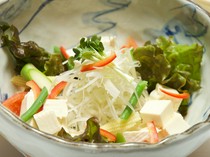 Teshigoto Zefu_The crunchy texture of the "Tofu and Cheese Salad" is also a delight