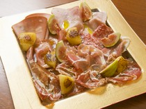 Tanta Felicita_Parma ham and seasonal fruit platter