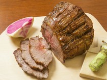 Tanta Felicita_"Long-roasted Miyagi Prefecture Kampo Wagyu beef with real wasabi" that locks in the flavor of the meat by roasting at a low temperature