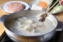  這就是博多特色美食！「土雞肉汆鍋（帶雞滑）」 