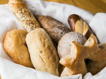 Ice cream & cafe with rice (Rokukakutei)_A wide variety of breads that go perfectly with wine