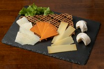 Gyuniku Senmonten KAZU ~Beef Dinning~_Special cheese platter of 4 kinds