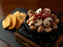 Gyuniku Senmonten KAZU ~Beef Dinning~_Wagyu ham and Funagata mushroom ajillo (served with toast)